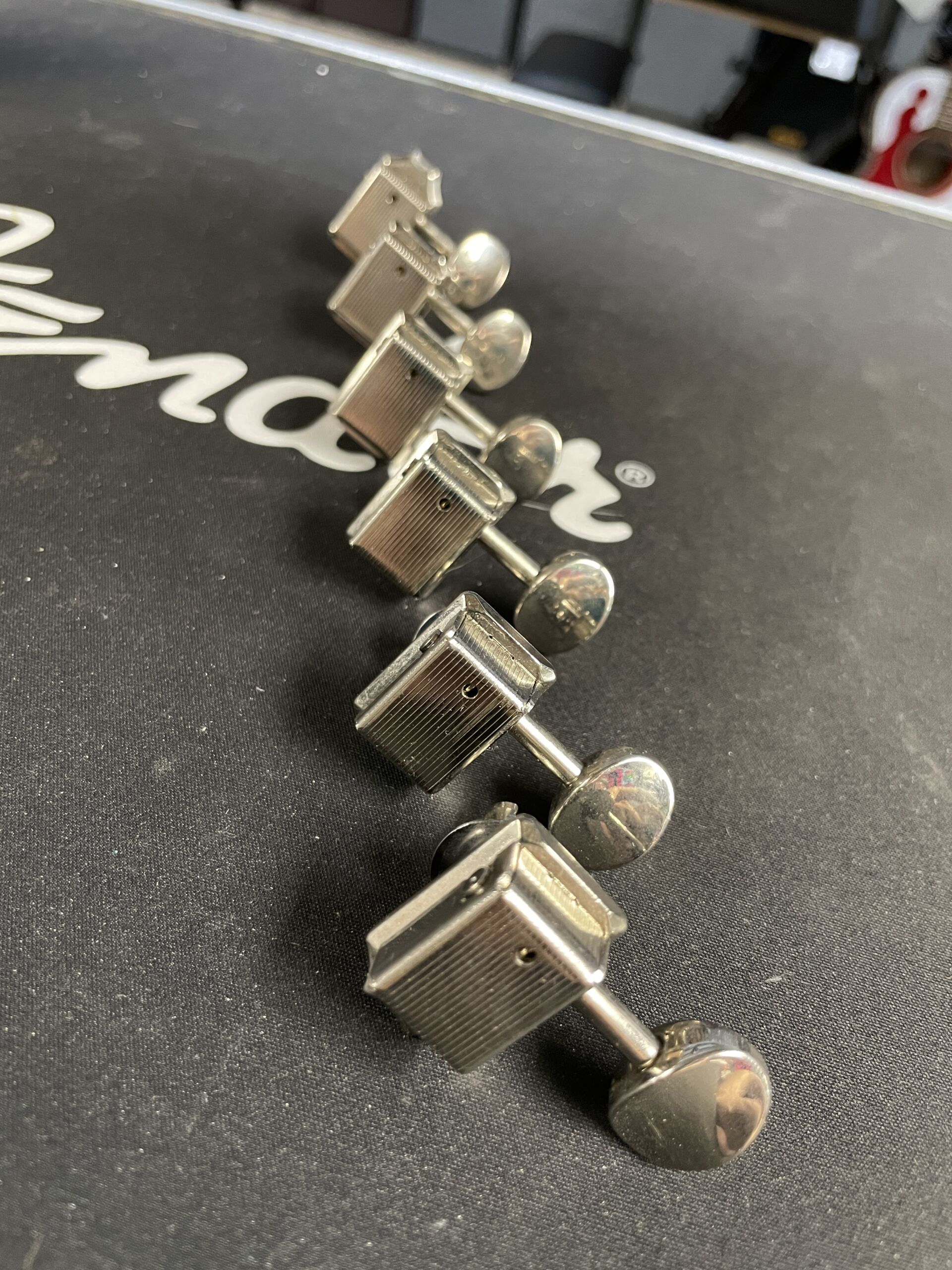 Fender Classic Style 6 in Line Tuners - Image 3