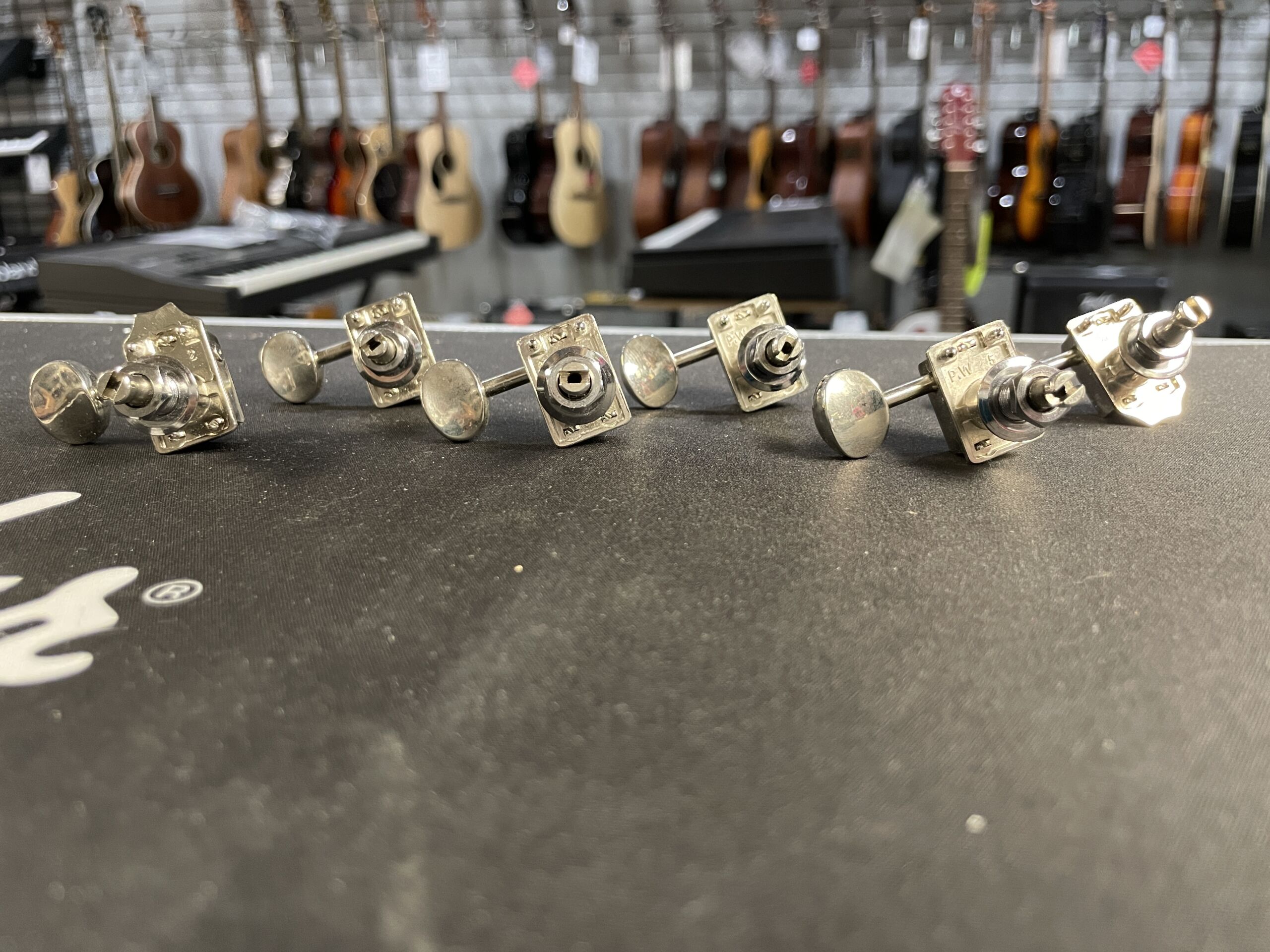 Fender Classic Style 6 in Line Tuners - Image 2